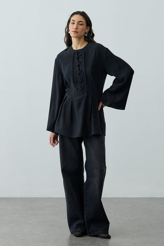 Bağcık Detaylı Üst Siyah