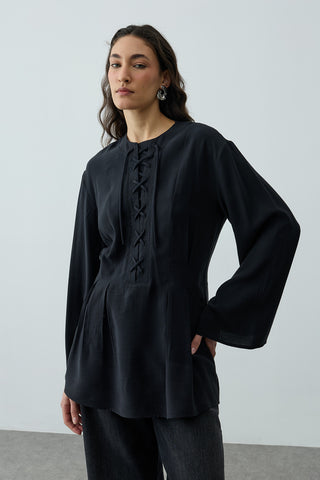 Bağcık Detaylı Üst Siyah