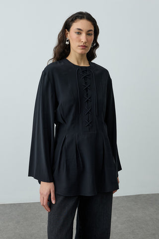 Bağcık Detaylı Üst Siyah