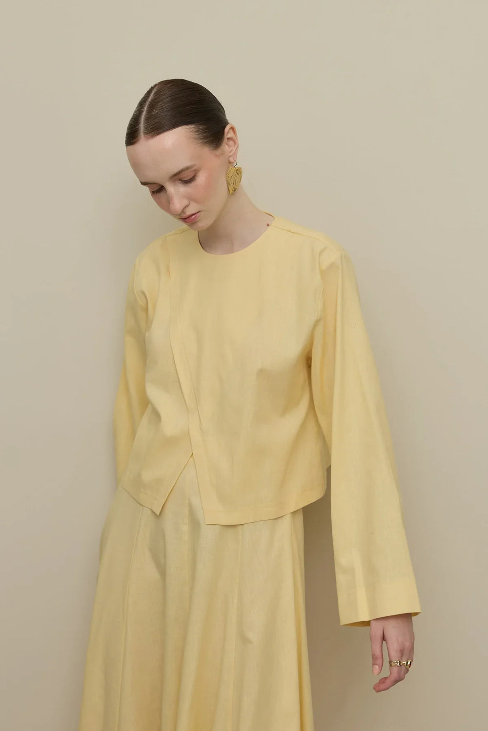 Diagonal Closure Linen Top Light Yellow